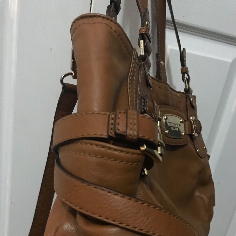 BROWN/TAN MICHAEL KORS PURSE WITH CROSS-BODY STRAP